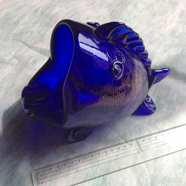 深い青色ガラスの魚型の灰皿 兼 花瓶 ※蚊取り線香置き 小物入れetcにも