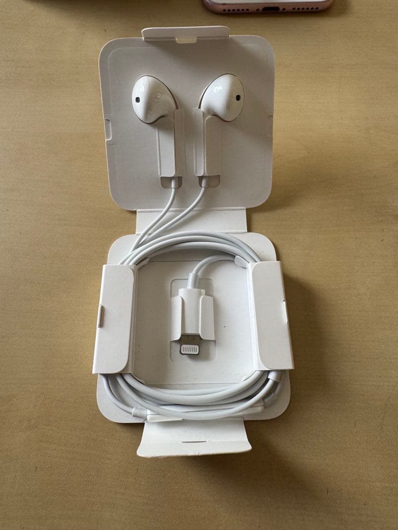 iPhone 7 本体　箱 新品イヤホン付