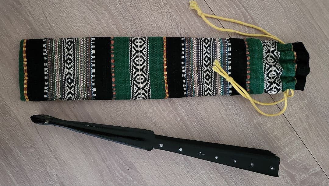 黒のプラスチック製扇子 収納袋付き