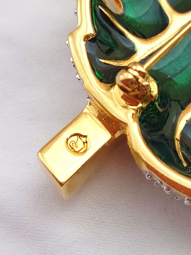 SWAROVSKI 大ぶりリーフ ブロー パヴェ ゴールド カラー