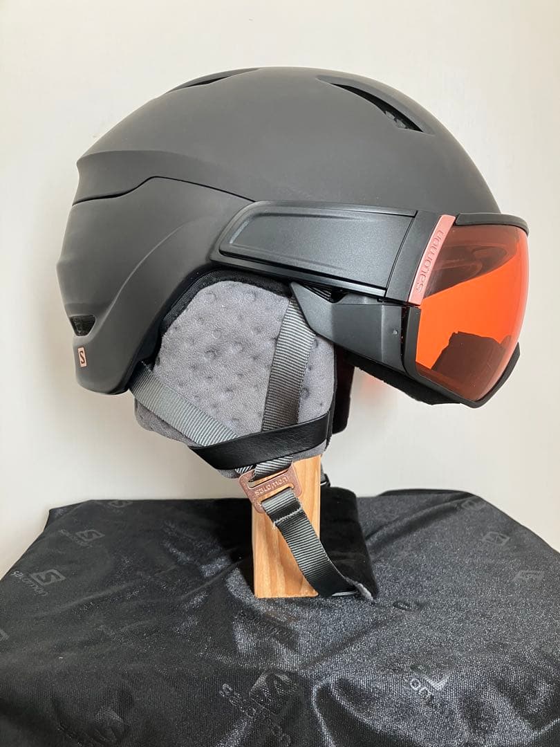 Salomon サロモン　スキー•スノーボード　バイザー付きヘルメット