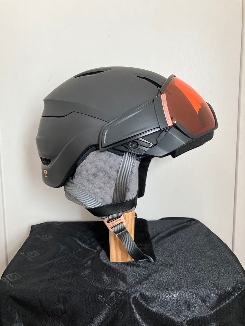 Salomon サロモン　スキー•スノーボード　バイザー付きヘルメット