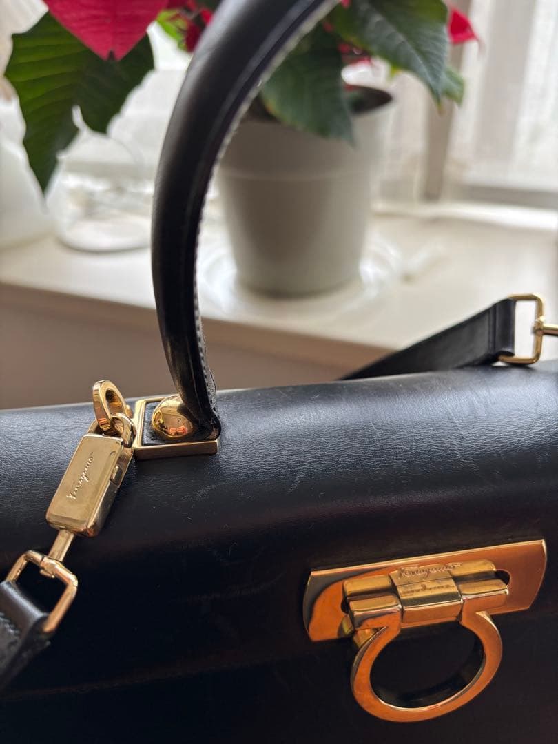 フェラガモ ガンチーニ黒ハンドバッグ　ショルダーストラップ付き