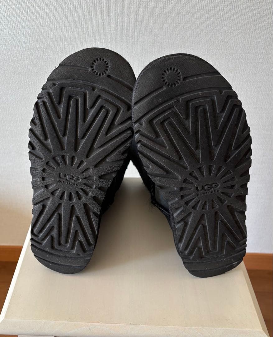 UGG ブラック ムートンブーツ 星型デコレーション付き　カスタマイズ