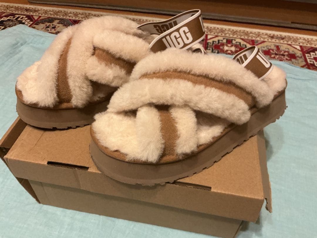 UGG ファーサンダル ベージュ厚底　冬用サンダル