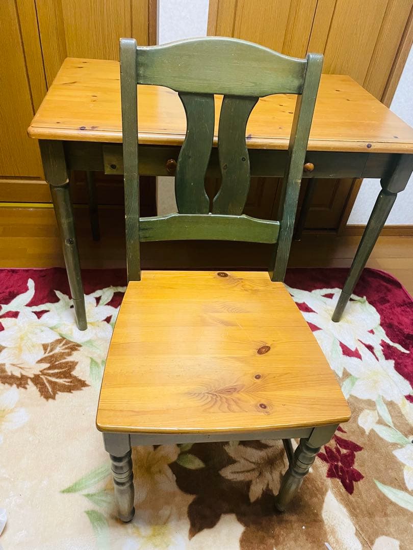 カントリー調　スェーデン製　机と椅子のセットです。 木製カントリースタイル