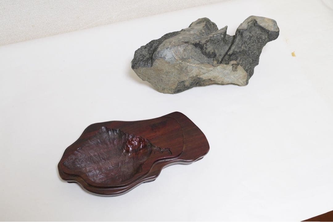 福岡県　千仏石　紫檀台座、箱付き　鑑賞用石　水石　天然石