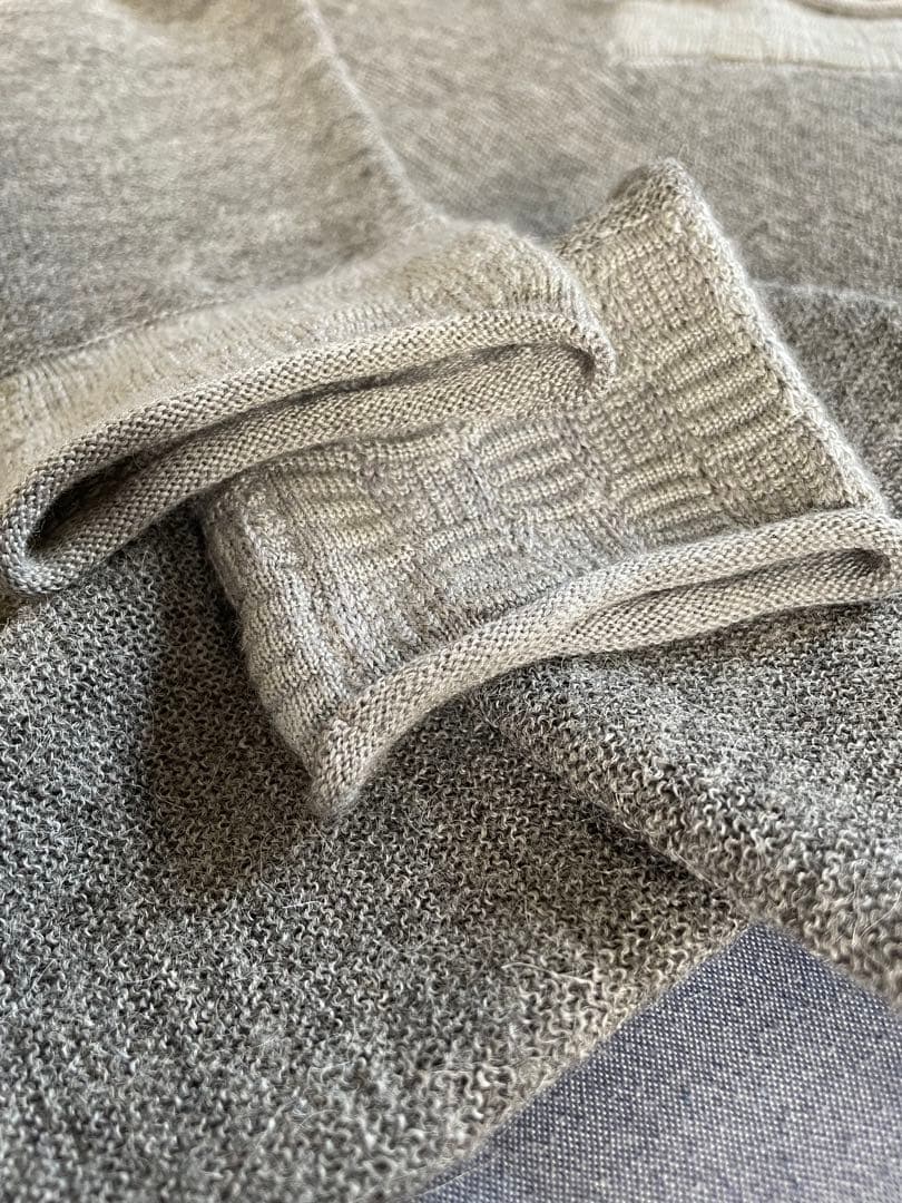 【極美品】ジョルジオアルマーニ　デザインVネックニット　４８　グレー　アルパカ