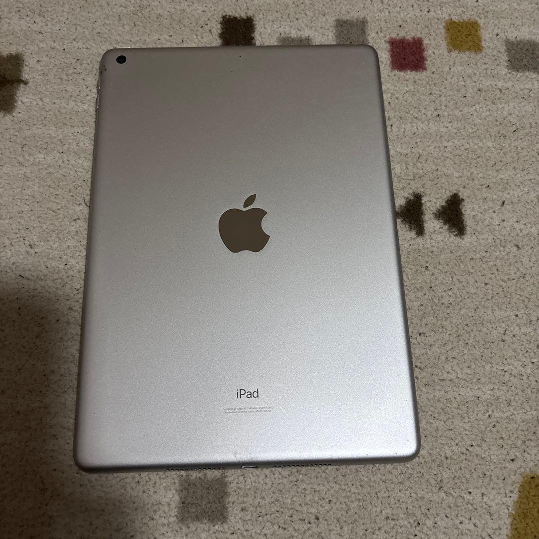 第9世代　無印　Apple iPad シルバー 本体