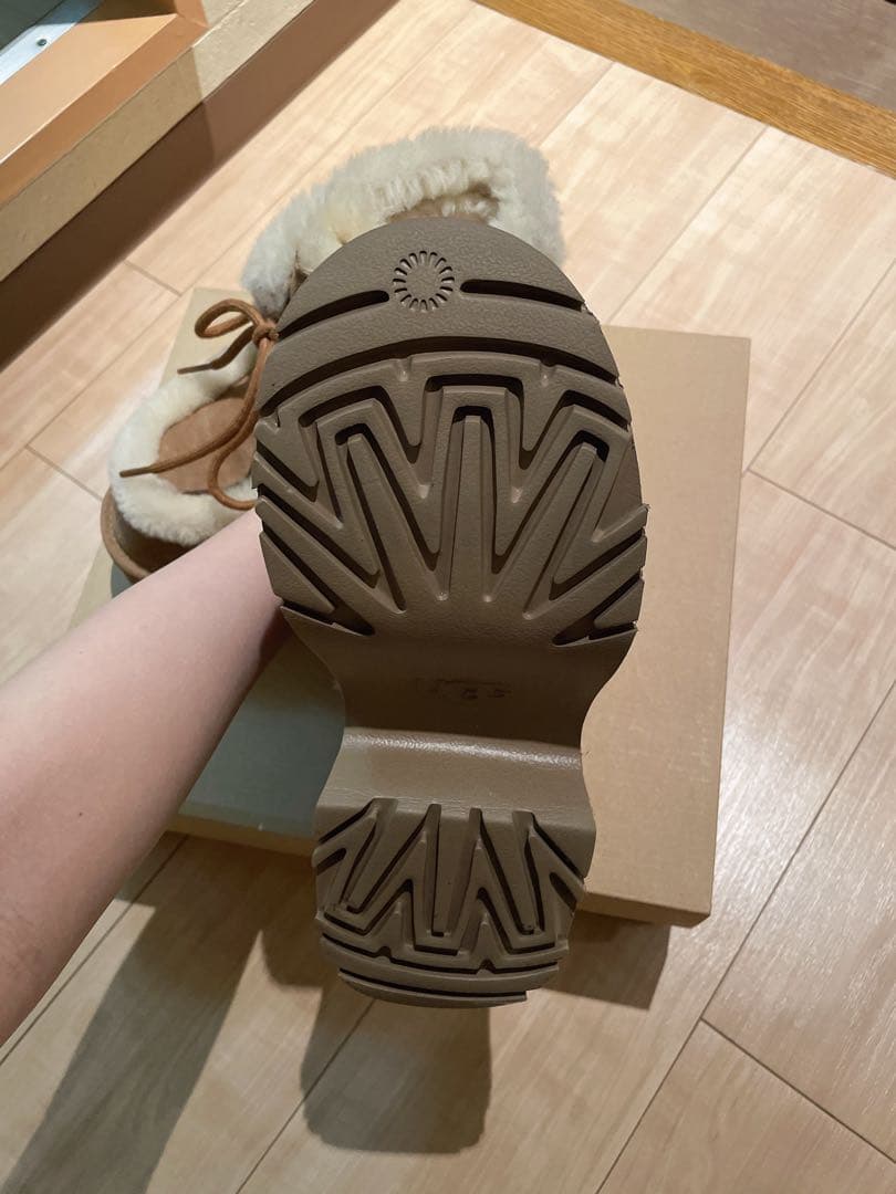 靴 UGG Esmee Lace Up