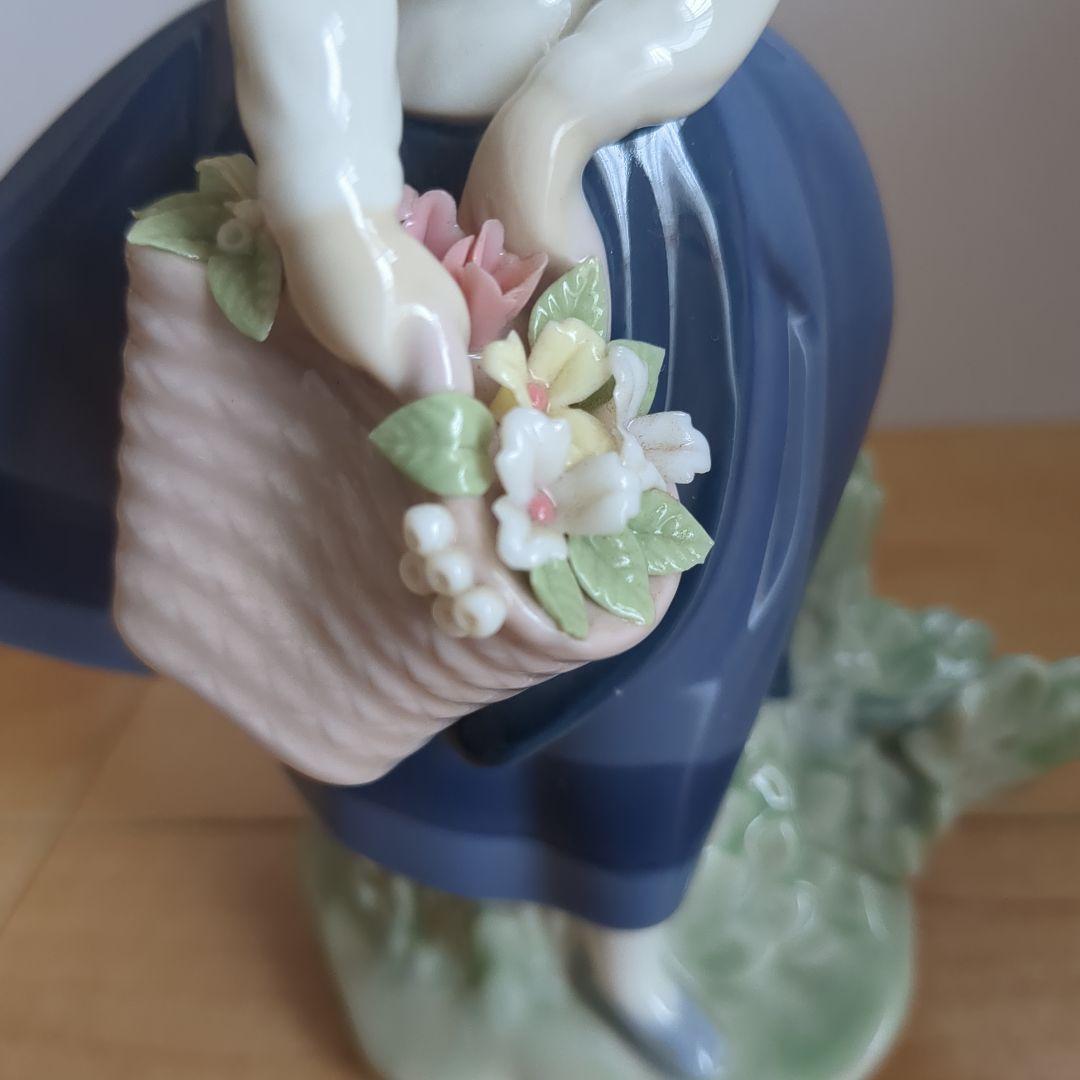 リヤドロ　綺麗な花を持った少女