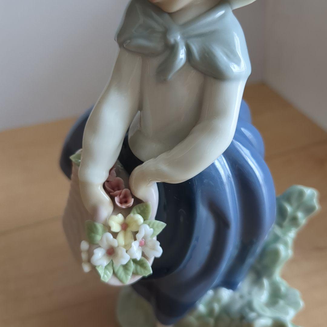 リヤドロ　綺麗な花を持った少女