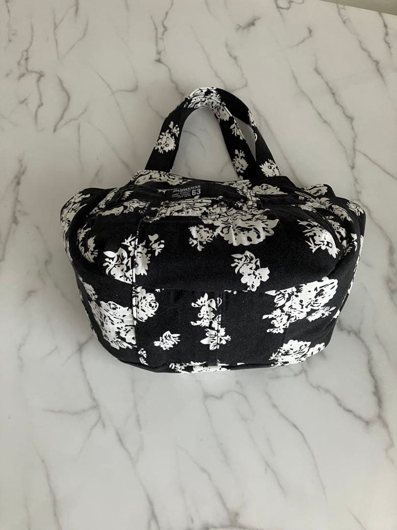 793 にさおり黒と白花柄デニムリメイクバック　ハンドメイド2点