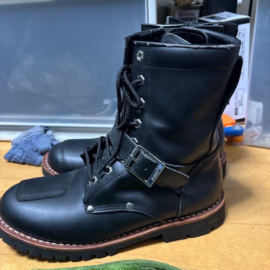 レザー製バックル付きブーツ