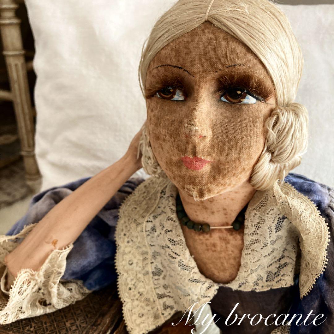アンティーク雑貨 Shabby and lovely sofa doll.