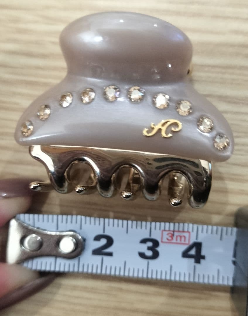 acca ベージュ ヘアクリップ