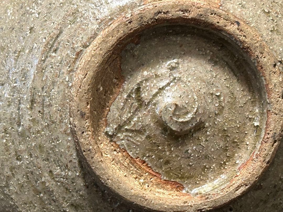 美しい古美術◾️蔵から深みのある緑色の釉薬が流れる上品で美しい平茶碗が出て来ました