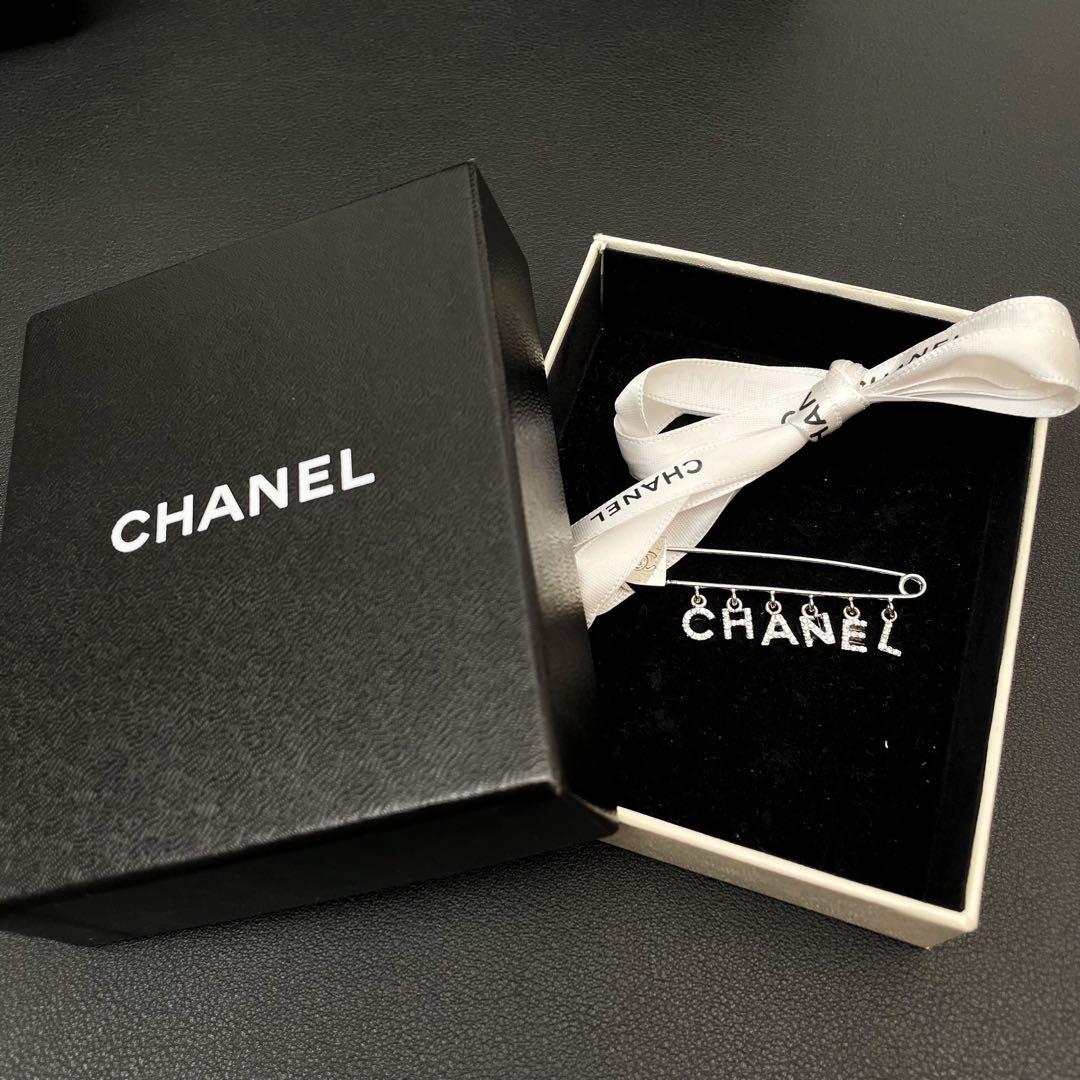 シャネル ロゴ ラインストーン ピン ブローチ コサージュ シルバー 01P