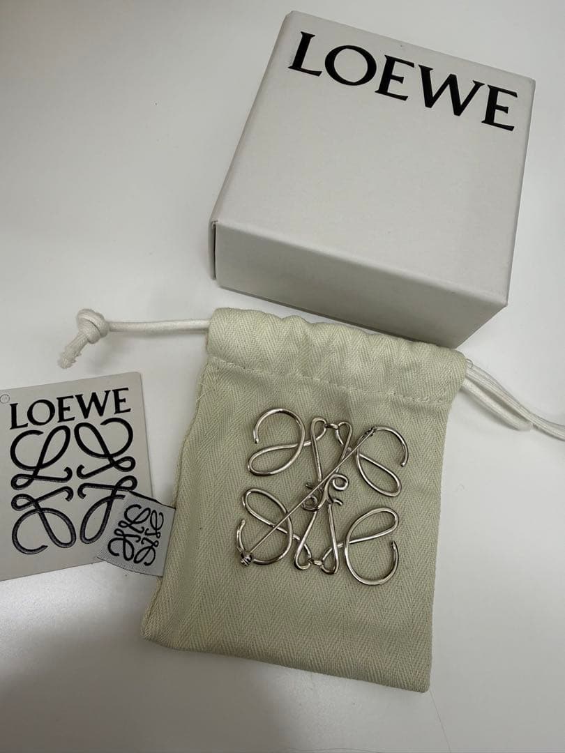 LOEWE ロエベ アナグラム ブローチ (メタル)