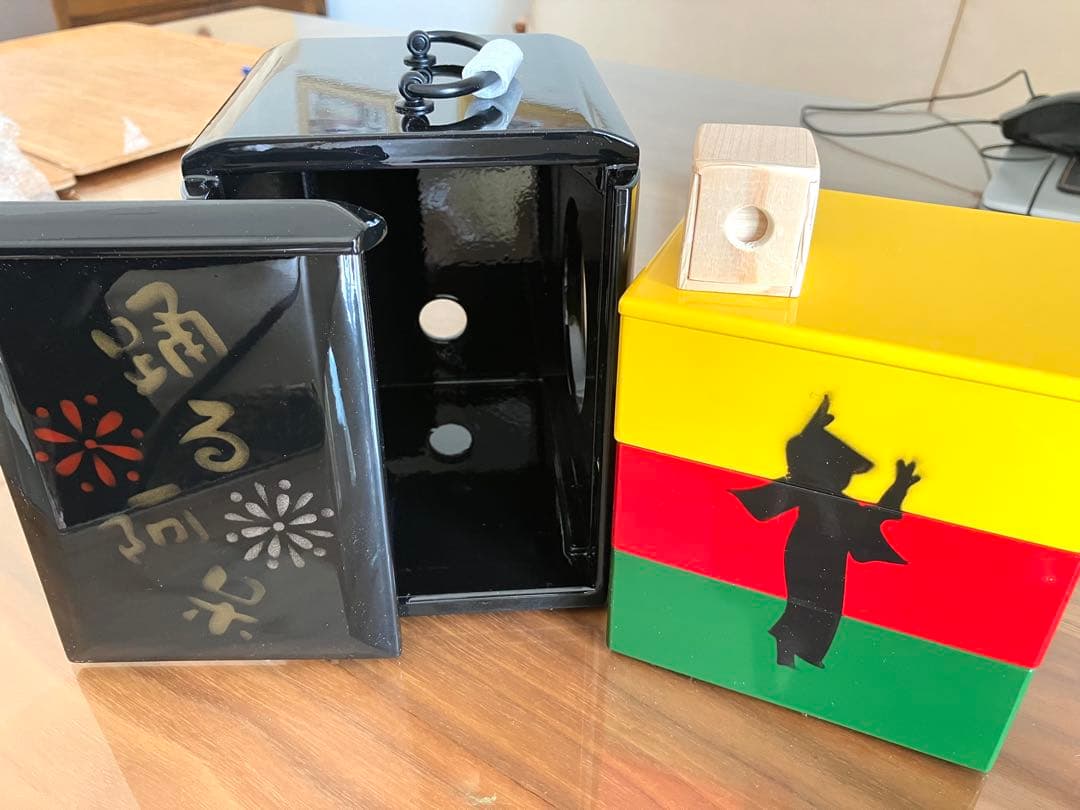 ③遊山箱（阿波踊りデザイン）