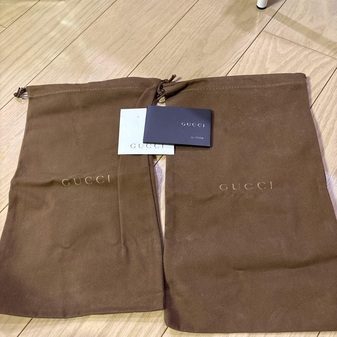 GUCCI ベージュ ロゴサンダル