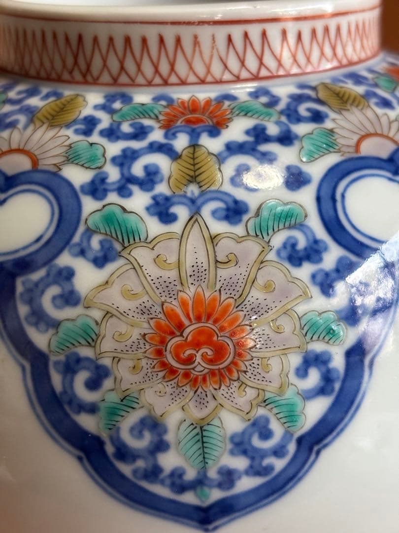 人間国宝重要無形文化財十三代柿右衛門作色絵牡丹唐花剣菱文花瓶