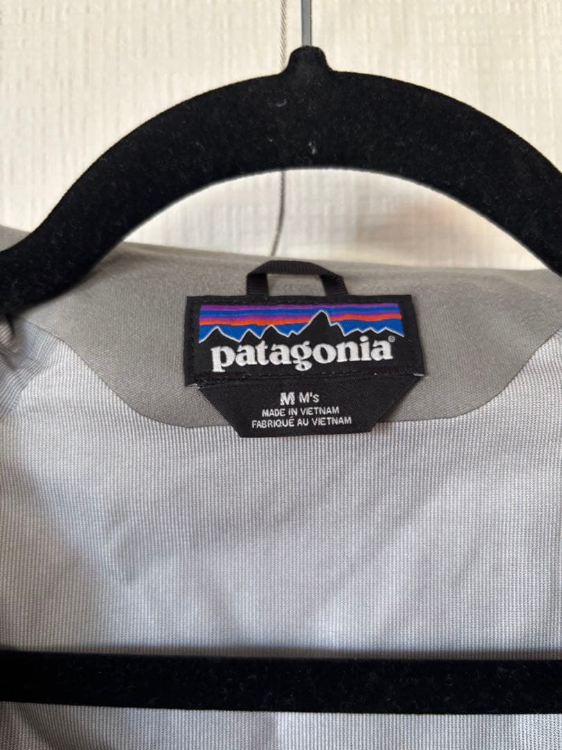 【新品未使用】patagonia ナイロンジャケット Ｍ　m'sオリーブ