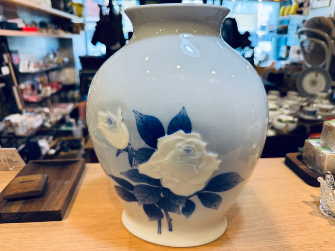 B8019【香蘭社】染付陽刻薔薇 フラワーベース 花瓶