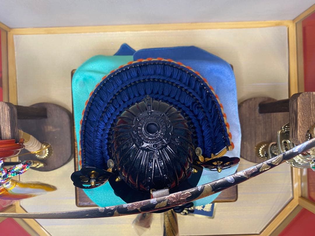 伊達政宗　五月人形　彫金鐡形兜飾り　竹製六角ガラスケース入