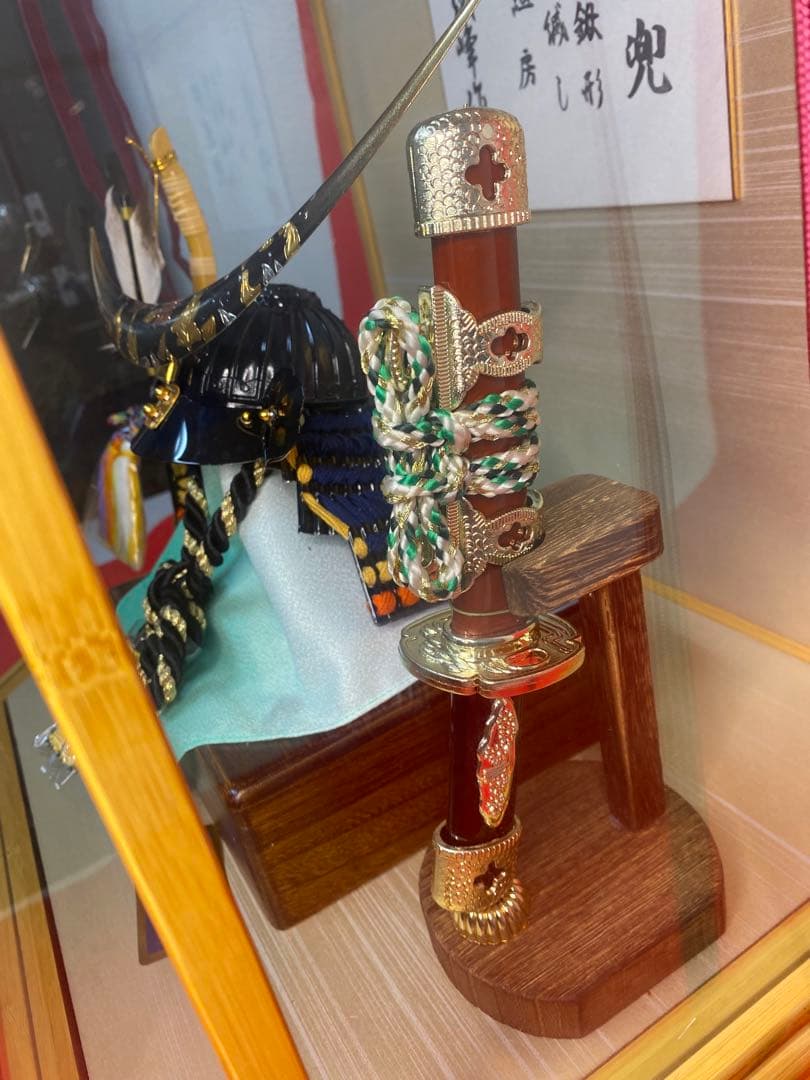 伊達政宗　五月人形　彫金鐡形兜飾り　竹製六角ガラスケース入