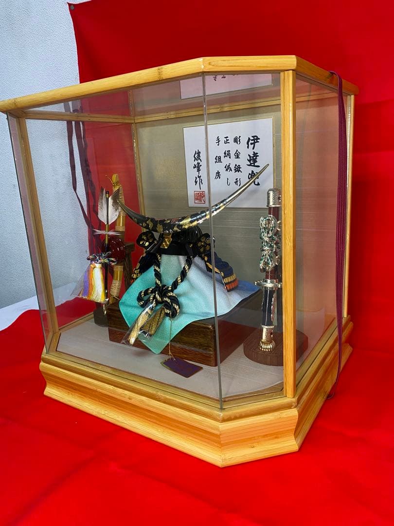 伊達政宗　五月人形　彫金鐡形兜飾り　竹製六角ガラスケース入