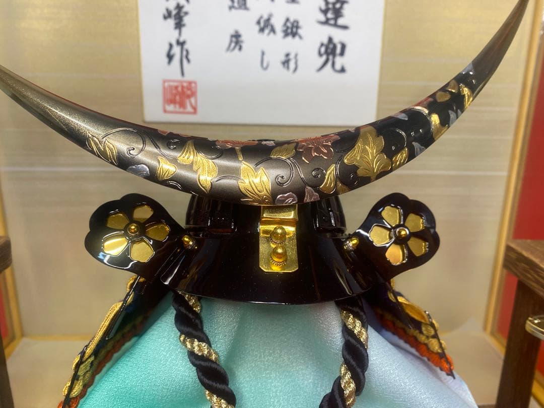 伊達政宗　五月人形　彫金鐡形兜飾り　竹製六角ガラスケース入