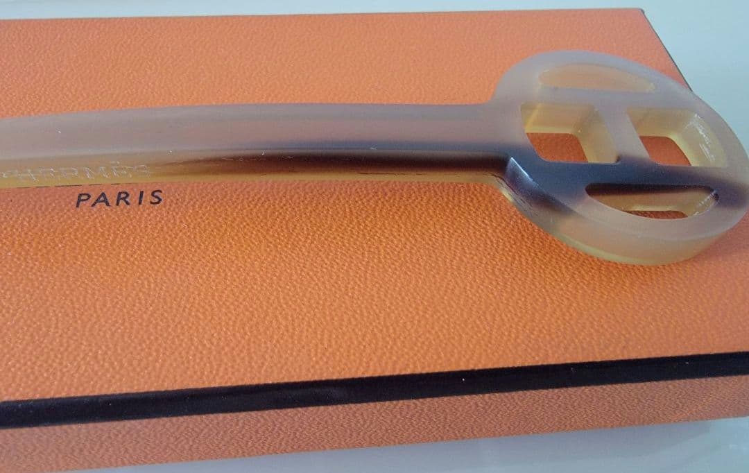 ひさひさ　HERMES ロカイユ ヘアピン Hロゴ ベージュ