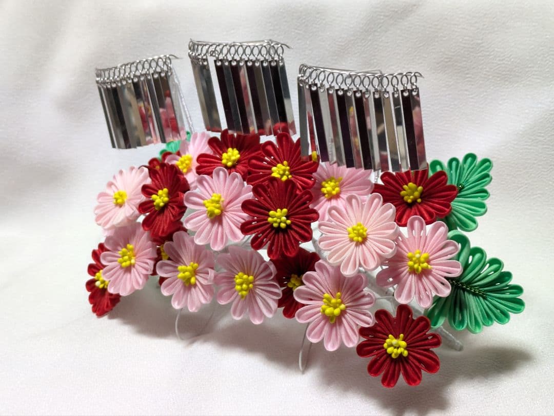 正絹羽二重　つまみ細工　赤とピンク色の雛菊のかんざし　卒業式　簪　髪飾り
