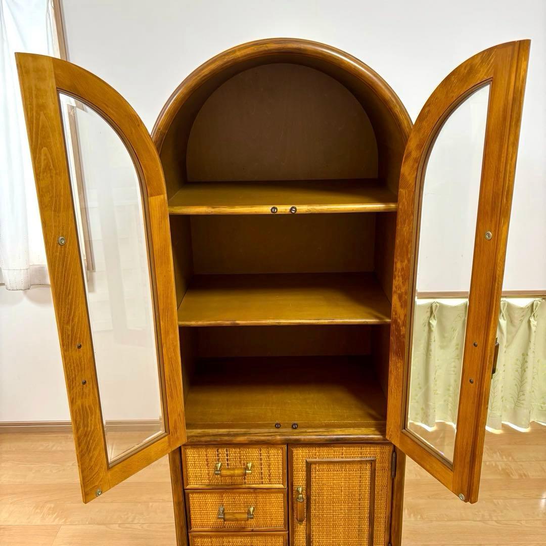 ラタン ガラス扉付きキャビネット アーチ型 飾り棚 キャビネット レトロ