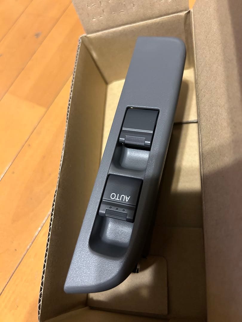 イスズエルフパワーウィンドウスイッチ右側　運転席用　純正新品未使用品