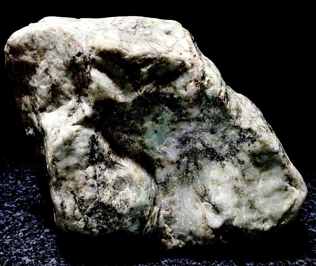 ★翡翠原石★青海川・硬玉【川ズレ・カット677ｇ】