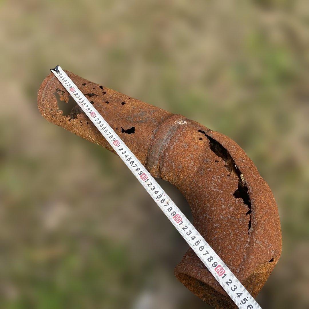 錆びた金属製ガーデンオーナメント　太いアイアンパイププランター　ジャンクガーデン