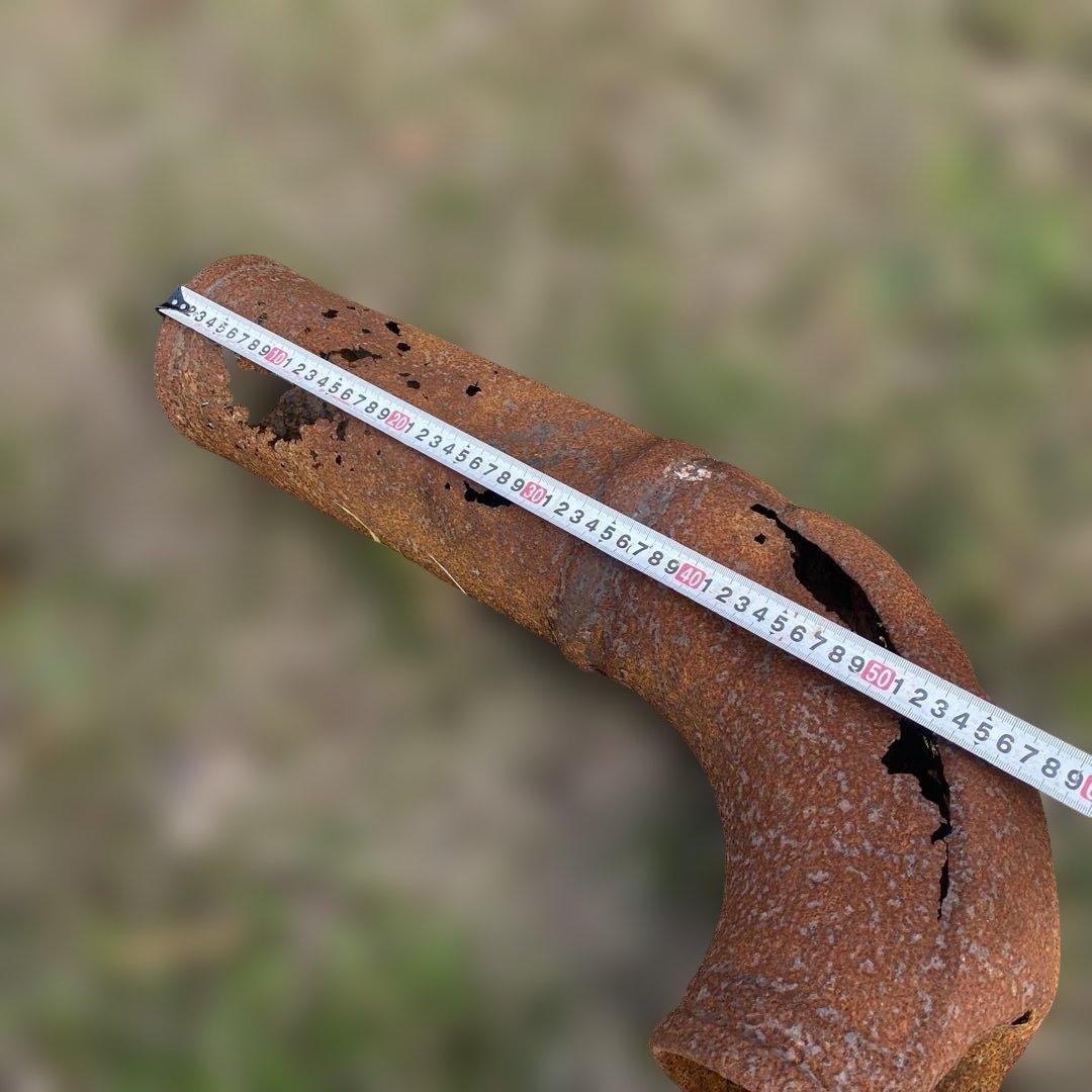 錆びた金属製ガーデンオーナメント　太いアイアンパイププランター　ジャンクガーデン