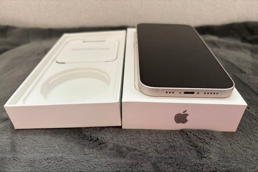 極美品）Apple iPhone 13 256GBホワイト 本体