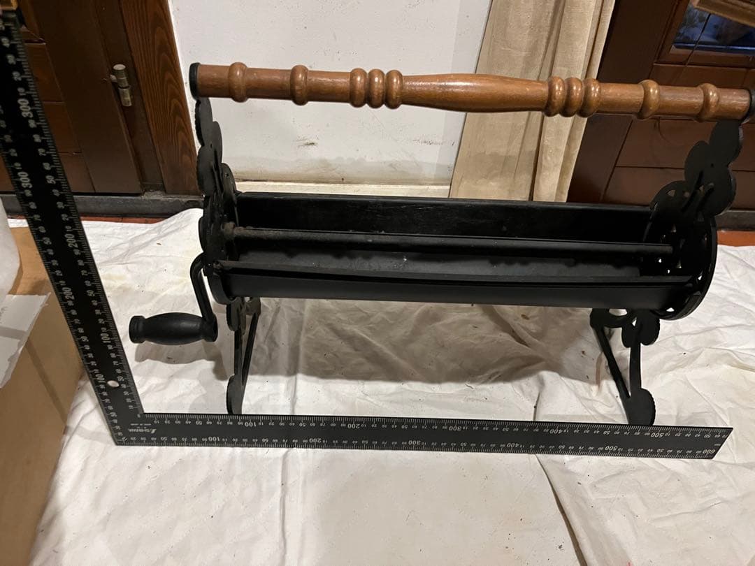 アンティーク　薪置き　装飾的な鋳鉄スタンド