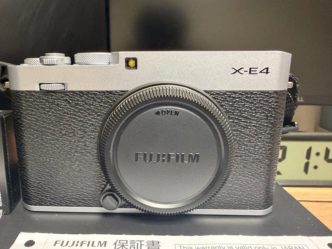 【美品】FUJIFILM X-E4 ボディ シルバー（保証書箱取説等あり）