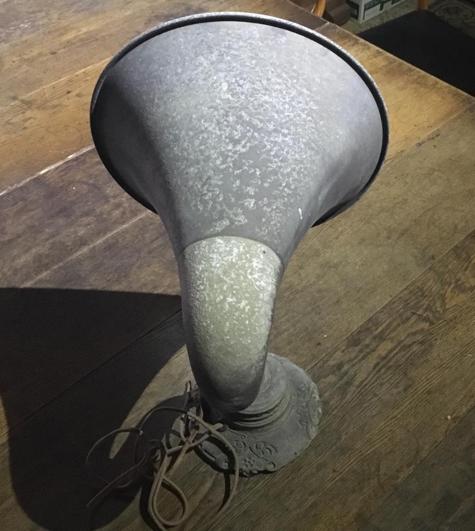 元台座！[ラッパ型・蓄音機用・ホーンスピーカー]／詳細不明