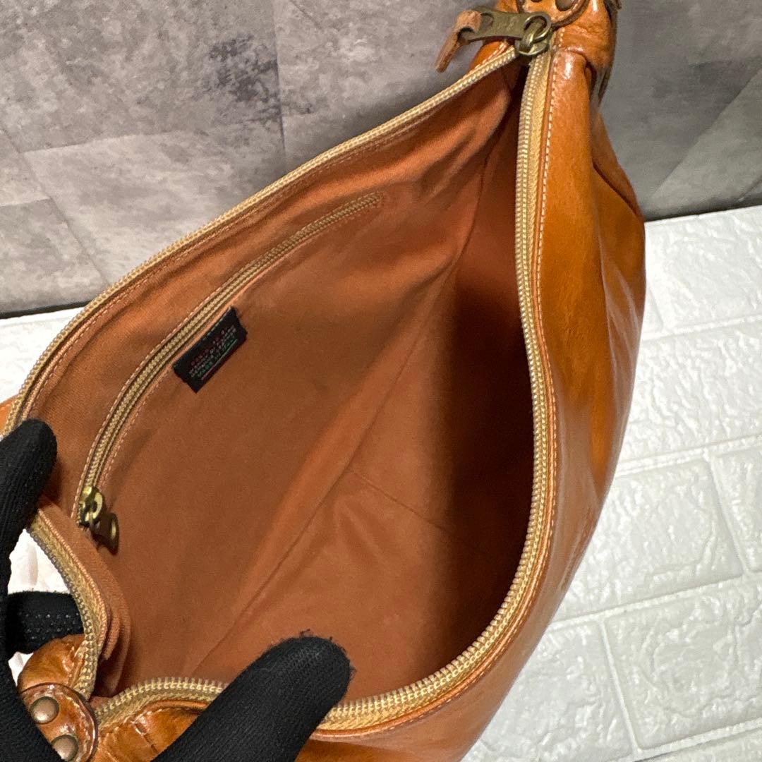 イルビゾンテ　ILEISONTE キャメル　ハーフムーン　レザーショルダー