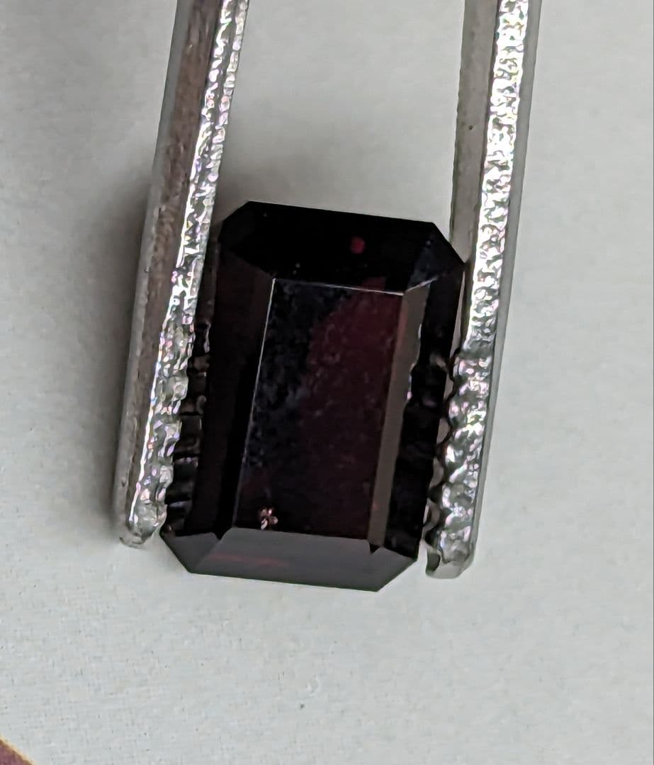 天然ガーネット 1.89ct エメラルドカット ルース