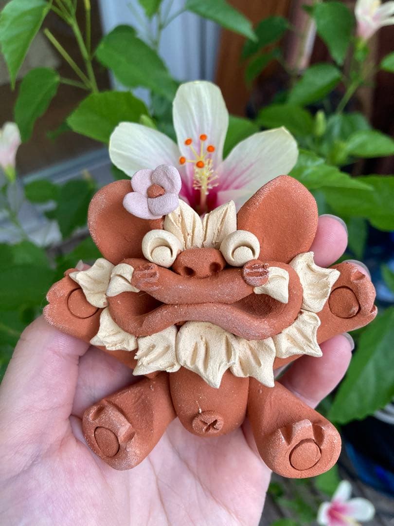 シーサー　魔除け　厄除け　御守り　笑顔　ニコニコ　花シーサー　陶器　焼き物　沖縄