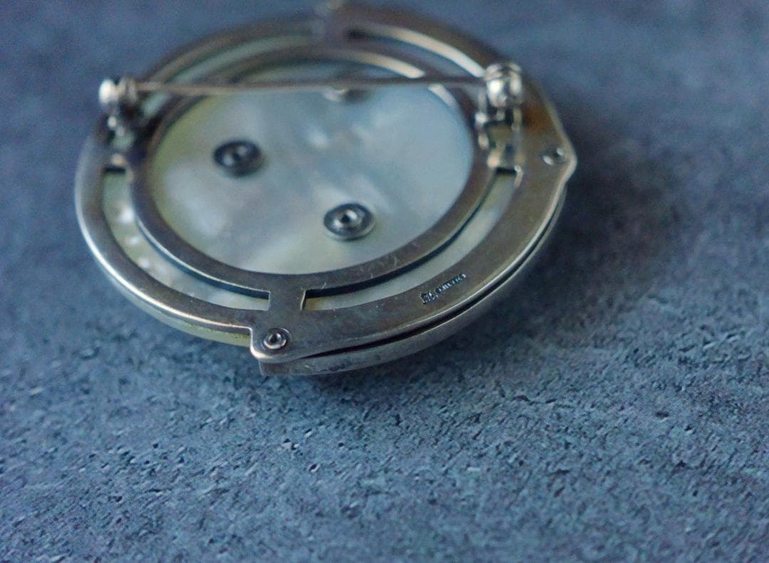 アメリカンヴィンテージ マザーオブパール エメラルドの瞳を持つ月 ブローチ 希少