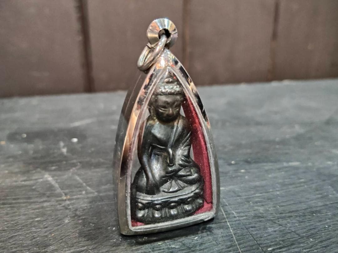 タイのお守り　プラ・クリング像　ワットスタット寺院