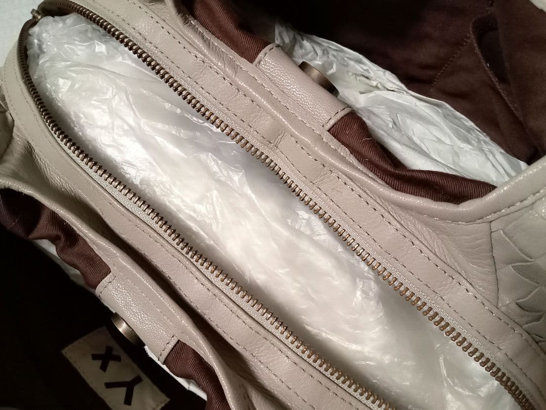 イントレチャート ショルダーバッグ 本革 / ゴート山羊革　グレージュ 肩掛け◎