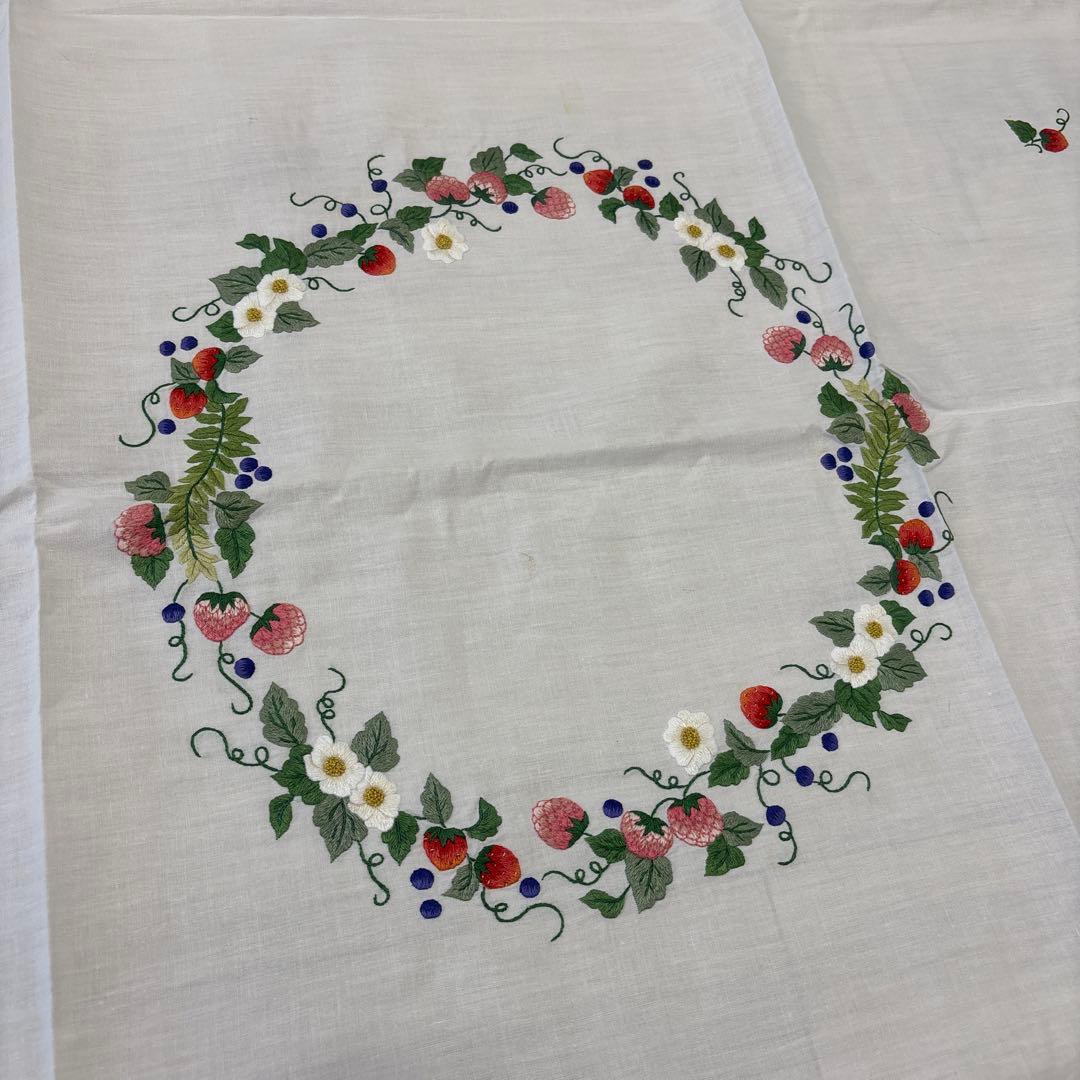 ベトナム手刺繍　テーブルクロス　いちご柄